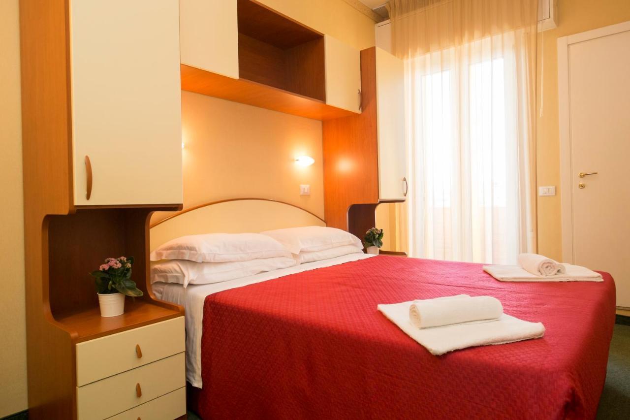 Hotel Crosal Rimini Exterior photo