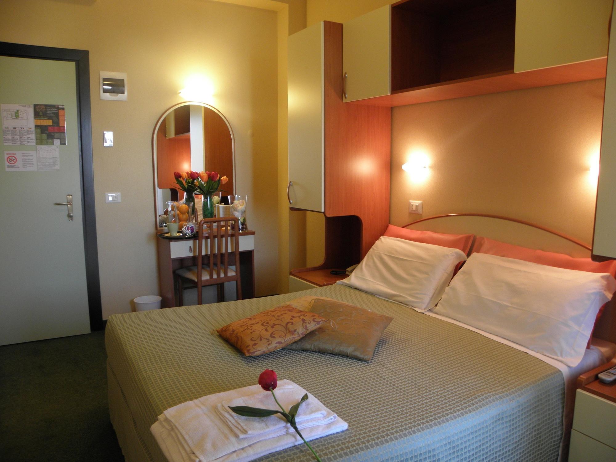 Hotel Crosal Rimini Exterior photo