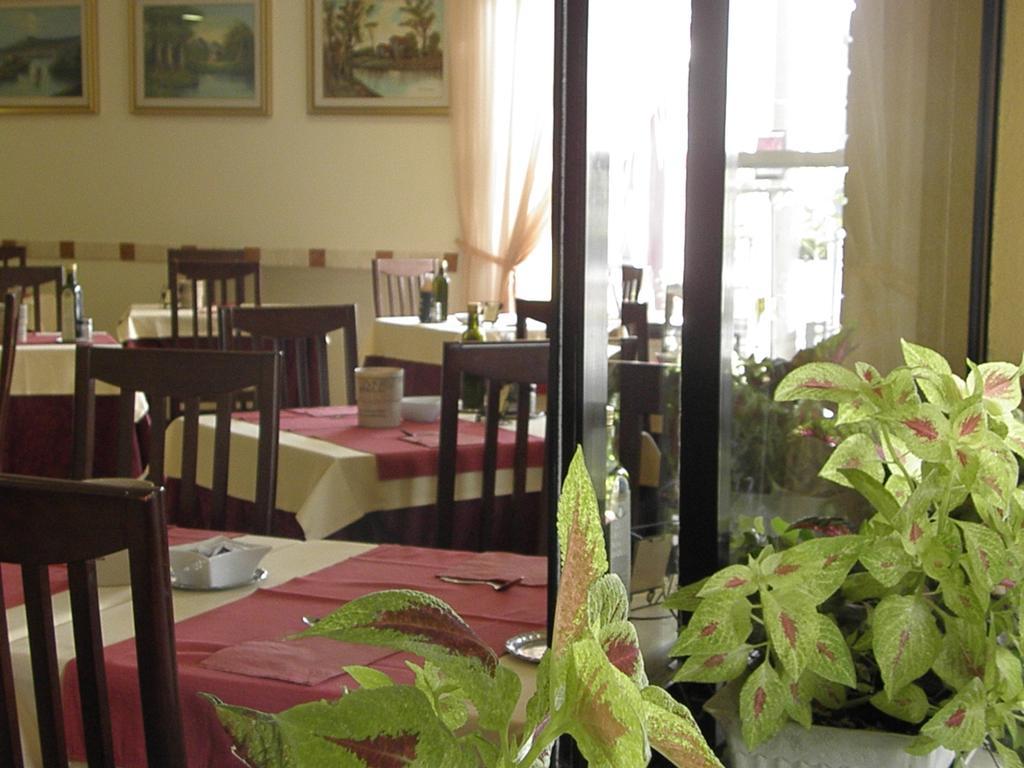 Hotel Crosal Rimini Exterior photo