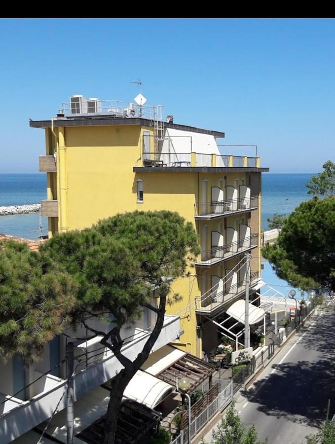 Hotel Crosal Rimini Exterior photo