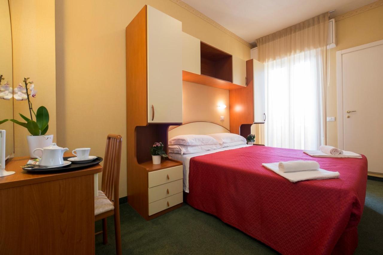Hotel Crosal Rimini Exterior photo