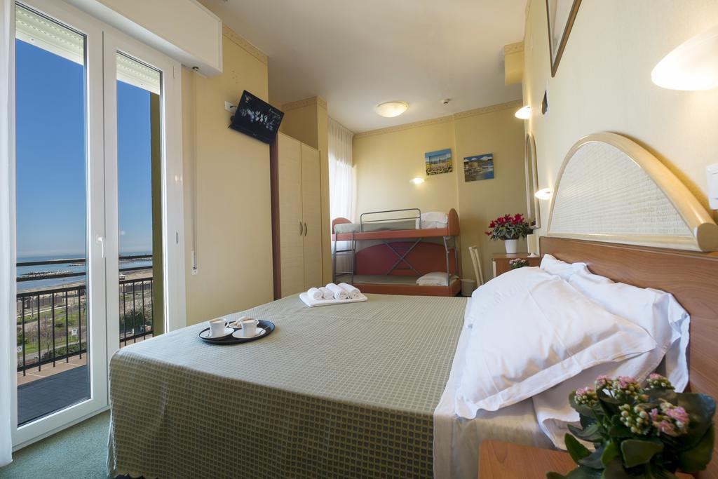 Hotel Crosal Rimini Exterior photo
