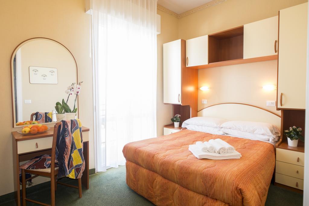 Hotel Crosal Rimini Exterior photo