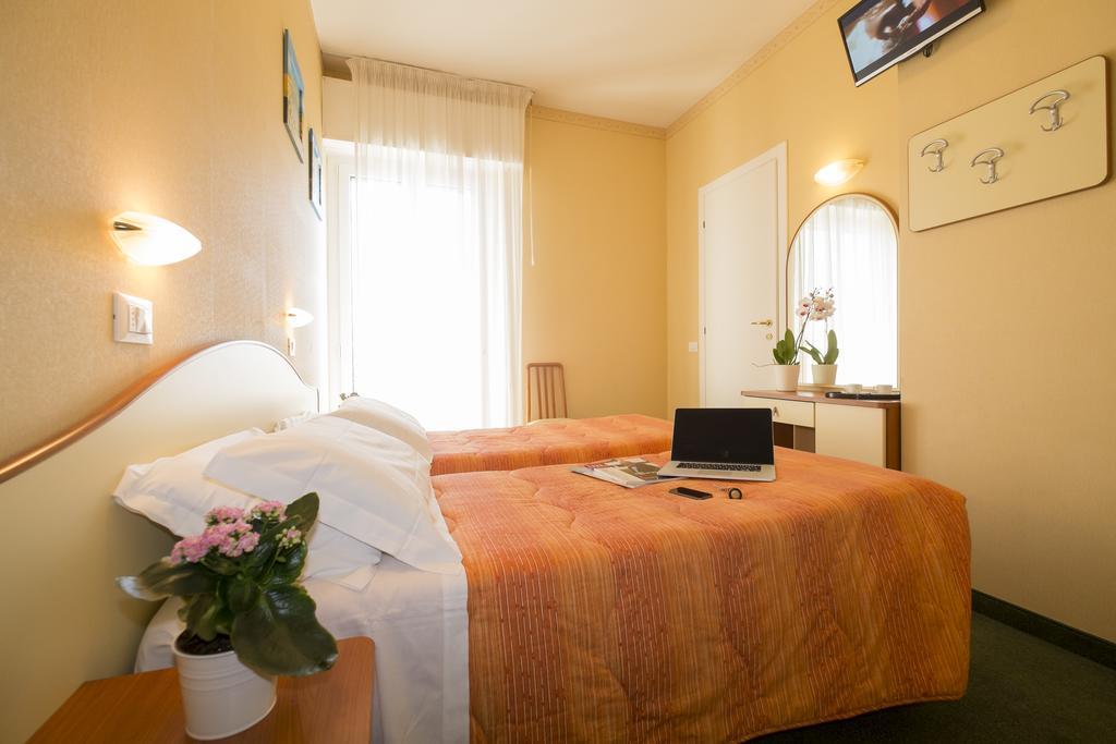 Hotel Crosal Rimini Exterior photo