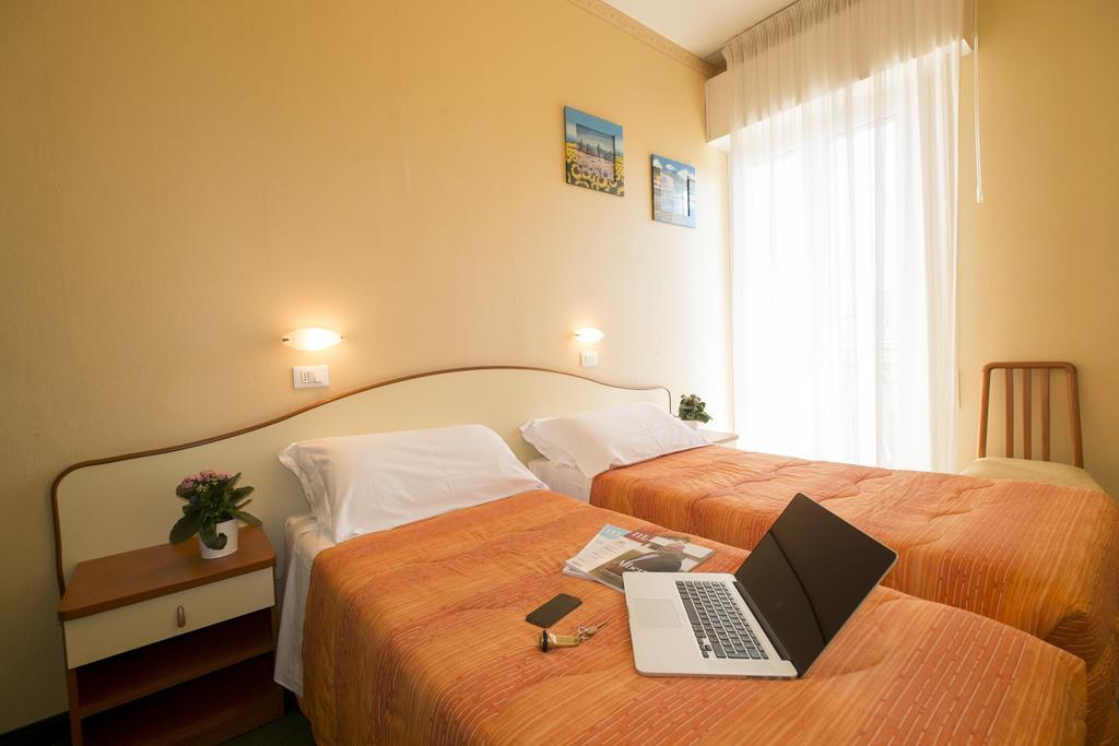 Hotel Crosal Rimini Exterior photo