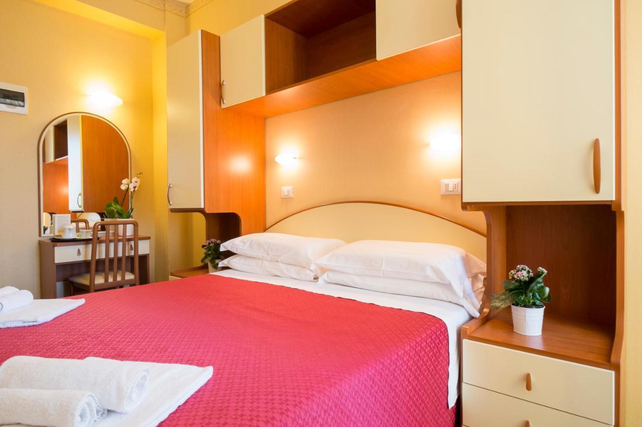 Hotel Crosal Rimini Exterior photo