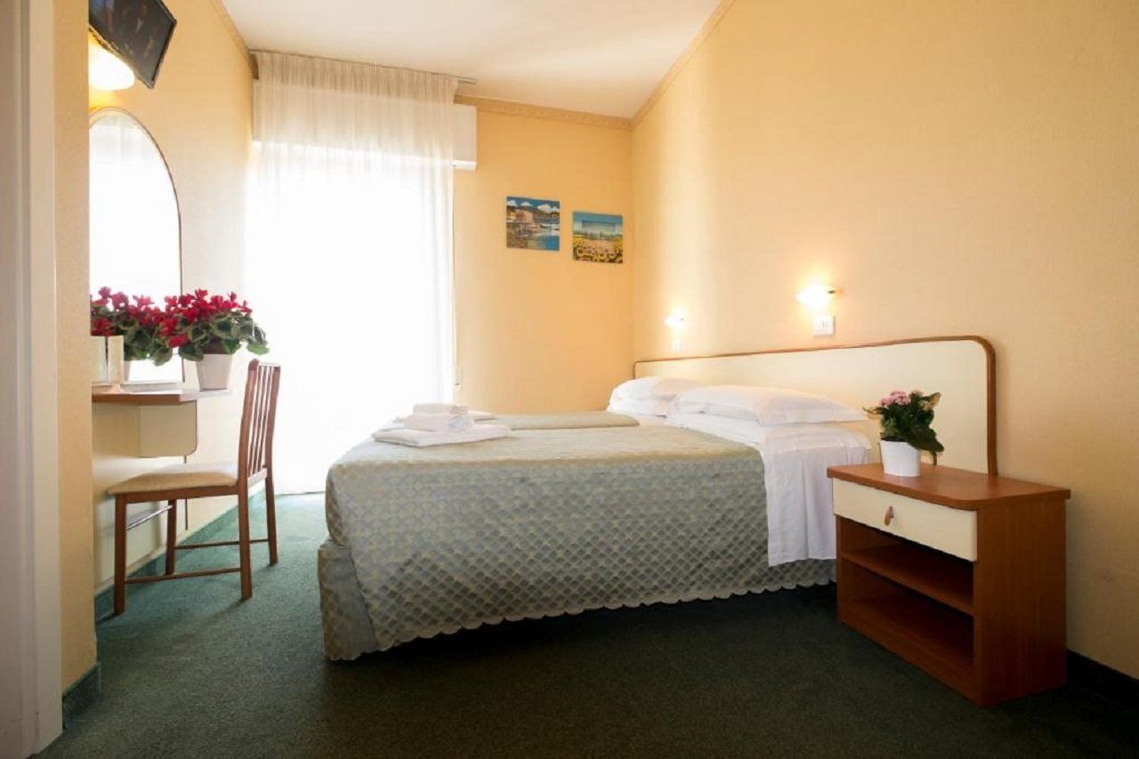 Hotel Crosal Rimini Exterior photo